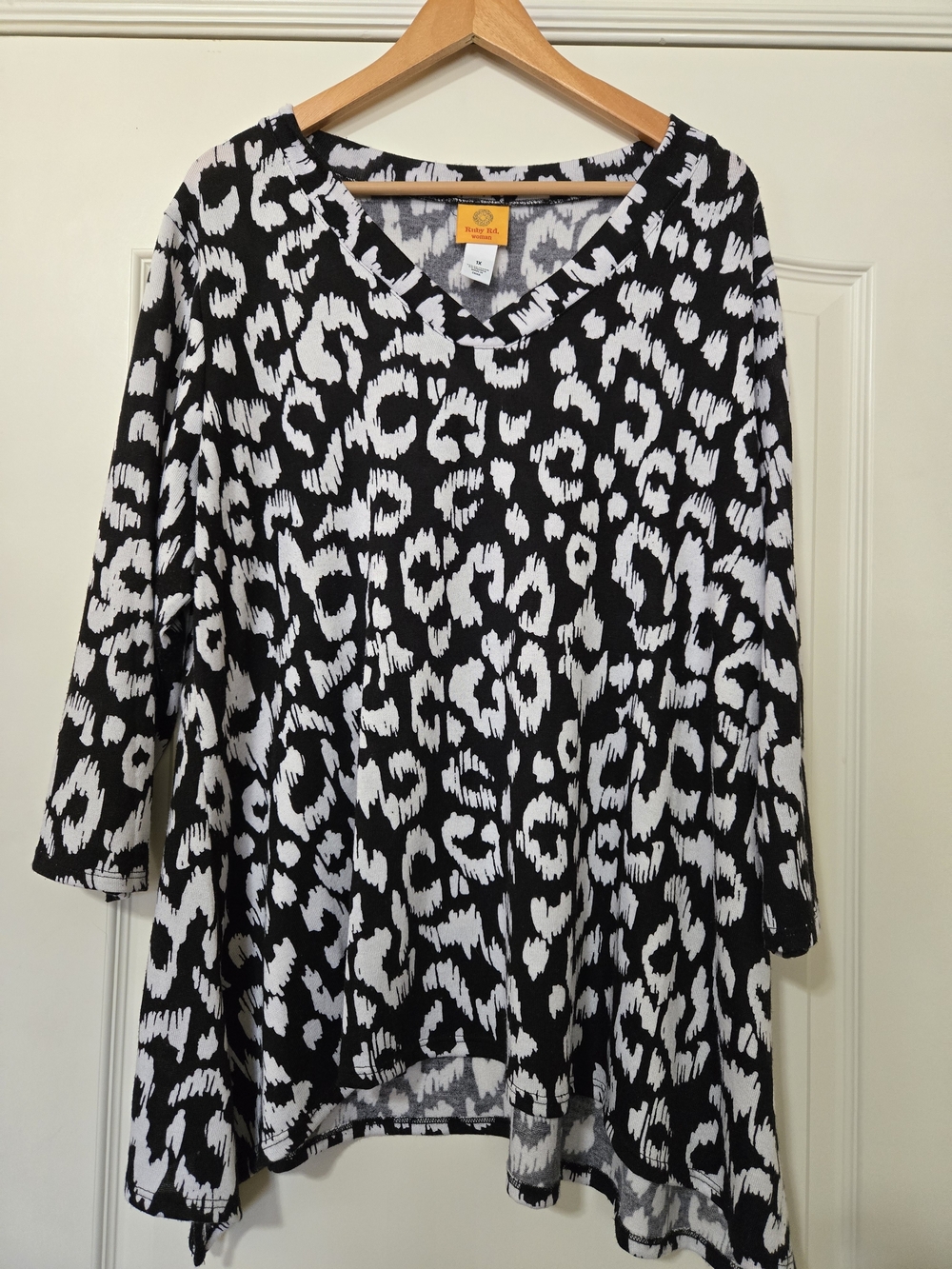 Ruby Rd. Black & White Animal Print V-Neck Tunic Soft Cozy Drapey